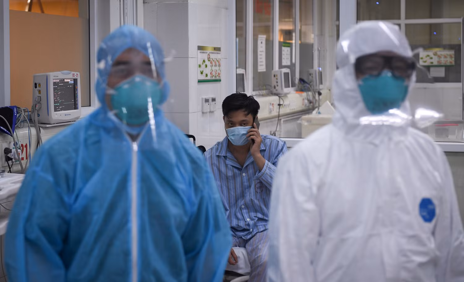 Một bệnh nhân khác đang trao đổi với người thân sau khi trao đổi với đoàn công tác của Bộ Y tế.