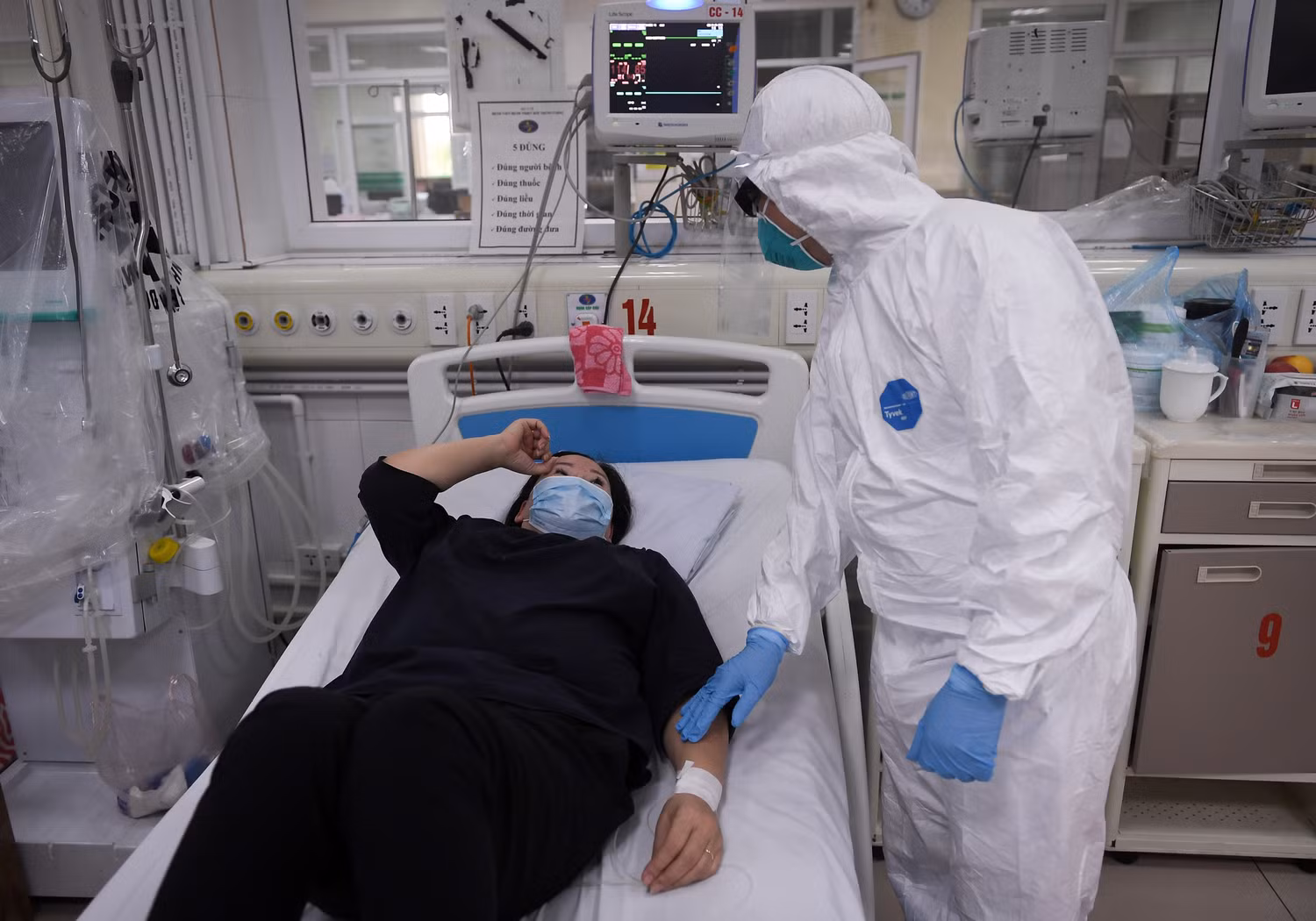 Thứ trưởng Sơn trao đổi với bệnh nhân số 86 - nhân viên y tế Bệnh viện Bạch Mai.