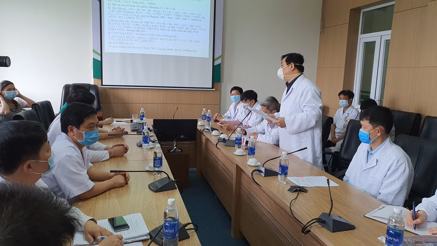 Đoàn làm việc phân tích, đánh giá tình hình cụ thể.