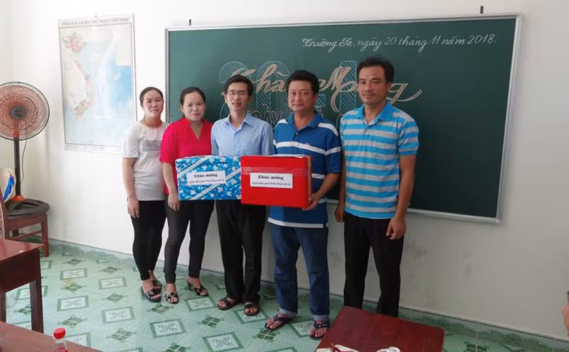 Phụ huynh và giáo viên trên đảo Trường Sa. (Ảnh: H.T) Phụ huynh và giáo viên trên đảo Trường Sa. (Ảnh: H.T)
