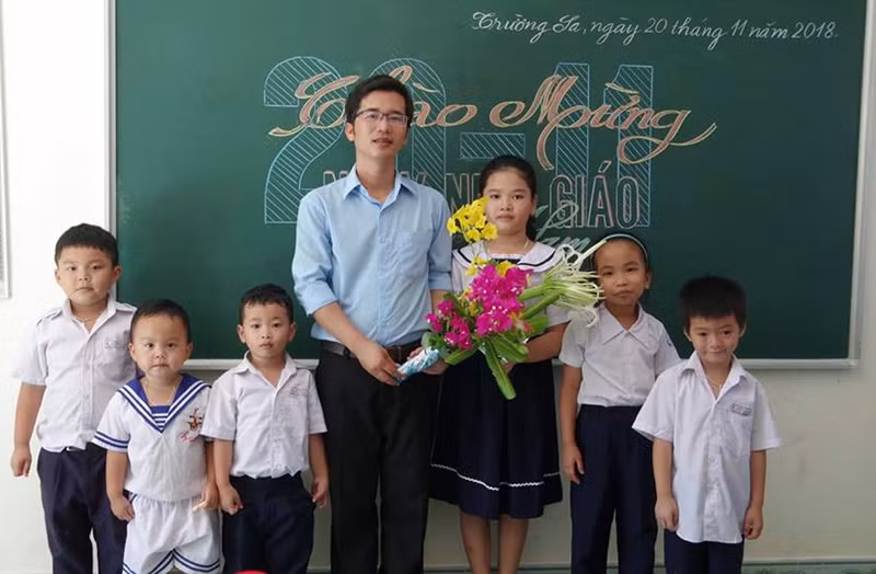 Thầy và trò trong ngày Nhà giáo Việt Nam. (Ảnh: H.T) Thầy và trò trong ngày Nhà giáo Việt Nam. (Ảnh: H.T)