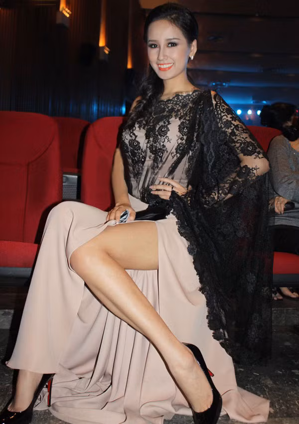 Tư thế ngồi kéo váy khoe chân này của Mai Phương Thúy cũng chẳng hề duyên dáng. Tư thế ngồi kéo váy khoe chân này của Mai Phương Thúy cũng chẳng hề duyên dáng.