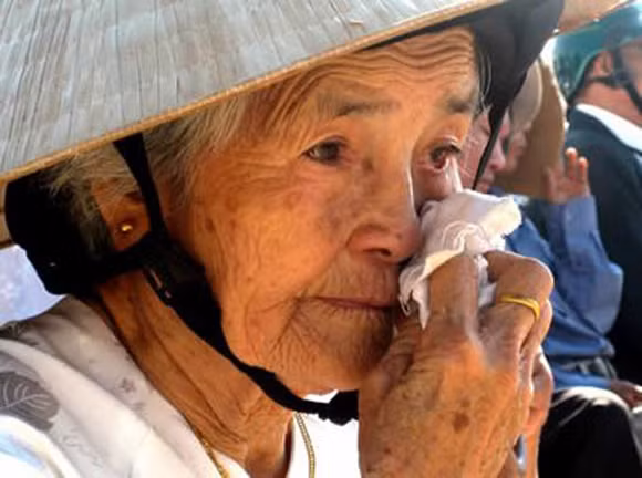 Quy định cộng điểm cho bà mẹ anh hùng thi đại học được bỏ ngay sau khi ban hành có hơn chục ngày. Quy định cộng điểm cho bà mẹ anh hùng thi đại học được bỏ ngay sau khi ban hành có hơn chục ngày.