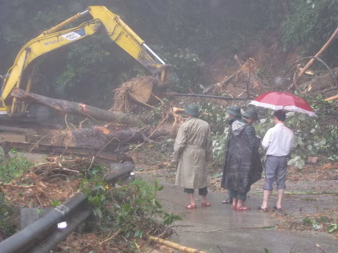 Nhiều đoạn đường bị sạt lở nghiêm trọng