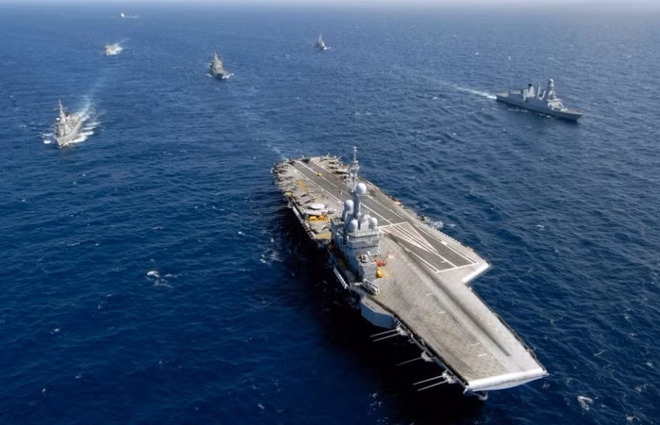 Cụm chiến đấu tàu sân bay Charles De Gaulle R91 của Hải quân Pháp tham gia tập kích đường không đối với Lybia năm 2011. Cụm chiến đấu tàu sân bay Charles De Gaulle R91 của Hải quân Pháp tham gia tập kích đường không đối với Lybia năm 2011.
