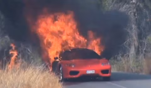 Ferrari 360 Spider bốc cháy ngùn ngụt trên đường. Ferrari 360 Spider bốc cháy ngùn ngụt trên đường.