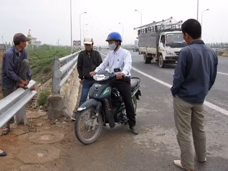 Cũng bởi không thấy lối sang đường, một người đàn ông khác đành nhờ đến "dịch vụ cứu hộ"... Cũng bởi không thấy lối sang đường, một người đàn ông khác đành nhờ đến "dịch vụ cứu hộ"...