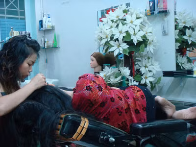Một chủ quán nhổ tóc bạc tại Hà Nội chia sẻ: ’’Mỗi khách nhổ khoảng 1-2 tiếng, tuỳ theo lượng tóc sâu, tóc bạc và sở thích. Có người muốn nhổ hết tóc bạc nhưng cũng có người chỉ nhổ tóc sâu. Có người rảnh rỗi ngồi 3-4 tiếng nhưng có khách tranh thủ giờ nghỉ trưa chỉ 1 tiếng là ra về. Khách trả tiền theo giờ, 30.000 đồng/tiếng’’. Một chủ quán nhổ tóc bạc tại Hà Nội chia sẻ: ’’Mỗi khách nhổ khoảng 1-2 tiếng, tuỳ theo lượng tóc sâu, tóc bạc và sở thích. Có người muốn nhổ hết tóc bạc nhưng cũng có người chỉ nhổ tóc sâu. Có người rảnh rỗi ngồi 3-4 tiếng nhưng có khách tranh thủ giờ nghỉ trưa chỉ 1 tiếng là ra về. Khách trả tiền theo giờ, 30.000 đồng/tiếng’’.
