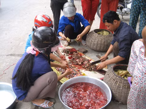 Thịt cóc đã trở thành món ăn đặc sản, ngon, bổ dưỡng nhưng nếu không biết cách làm, không cẩn thận thì rất nguy hiểm cho người ăn. Chính vì vậy, làm thịt cóc cũng phải kỳ công hơn những loại thức ăn khác. Thịt cóc đã trở thành món ăn đặc sản, ngon, bổ dưỡng nhưng nếu không biết cách làm, không cẩn thận thì rất nguy hiểm cho người ăn. Chính vì vậy, làm thịt cóc cũng phải kỳ công hơn những loại thức ăn khác.