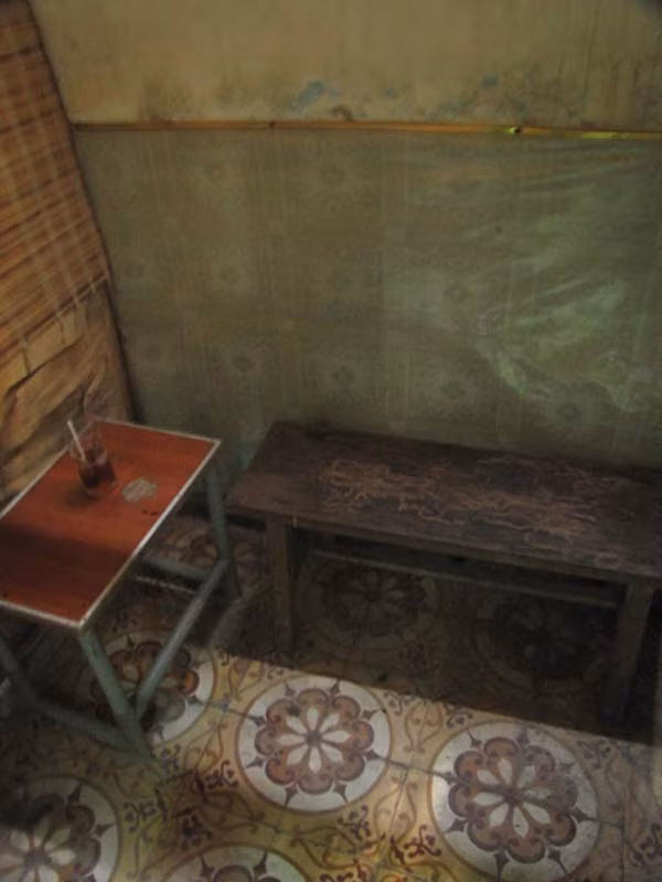 Mỗi chuồng chỉ có một chiếc bàn nhỏ và chiếc ghế gỗ cáu bẩn đủ chỗ cho 2 người. Chủ quán cho biết: Giá đồ uống ở đây khá rẻ, mỗi ly nước có giá chưa đến 20.000 đồng. Sau khi đưa nước uống tới cho khách, chủ quán nhanh chóng buông mành, rút lui, nhường lại cả thế giới riêng tư là của khách. Mỗi chuồng chỉ có một chiếc bàn nhỏ và chiếc ghế gỗ cáu bẩn đủ chỗ cho 2 người. Chủ quán cho biết: Giá đồ uống ở đây khá rẻ, mỗi ly nước có giá chưa đến 20.000 đồng. Sau khi đưa nước uống tới cho khách, chủ quán nhanh chóng buông mành, rút lui, nhường lại cả thế giới riêng tư là của khách.