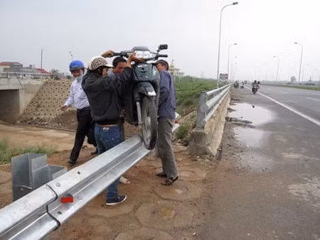 Mỗi lần “cứu hộ” ra khỏi Đại lộ phải trả 40.000 đồng. Mỗi lần “cứu hộ” ra khỏi Đại lộ phải trả 40.000 đồng.