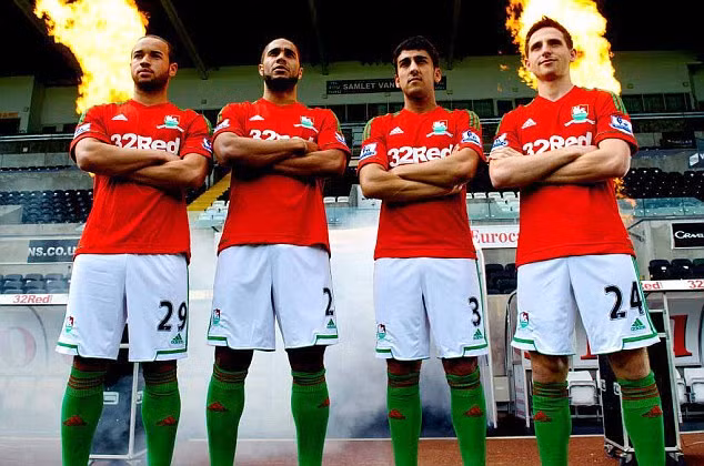 Áo thi đấu của Swansea.
