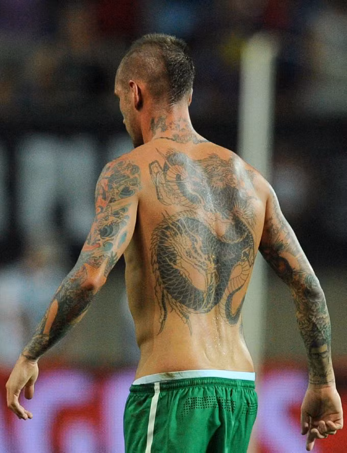 Raul Meireles (Bồ Đào Nha): Tiền vệ của Chelsea là một trong số các cầu thủ sở hữu nhiều hình xăm và xăm với mật độ dày đặc nhất trong làng túc cầu.
