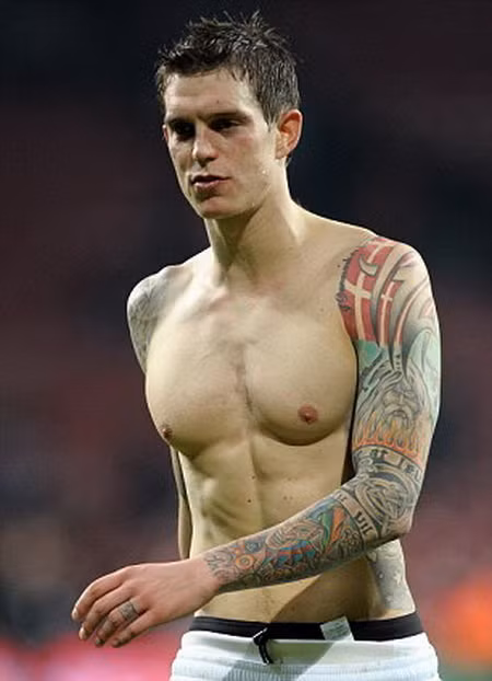 Cầu thủ Daniel Agger (Đan Mạch): Hậu vệ của Liverpool đã thực sự gây sốc khi xăm nguyên nghĩa trang Viking lên trên lưng anh, trong đó có 3 bia mộ, cùng một cụm từ có nghĩa là "Chết là điều chắc chắn nhưng không phải bây giờ".