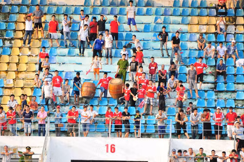 Để thua 0-2 trước Hà Nội T&T chiều qua, Hải Phòng xuống hạng tới 99%, bởi kết quả giữa Khánh Hòa và Kiên Giang dù thế nào đi nữa thì Hải Phòng vẫn xuống hạng nhất sớm trước 4 vòng đấu. Chính vì thế, các CĐV đất cảng vô cùng thất vọng trước kết quả của đội nhà…