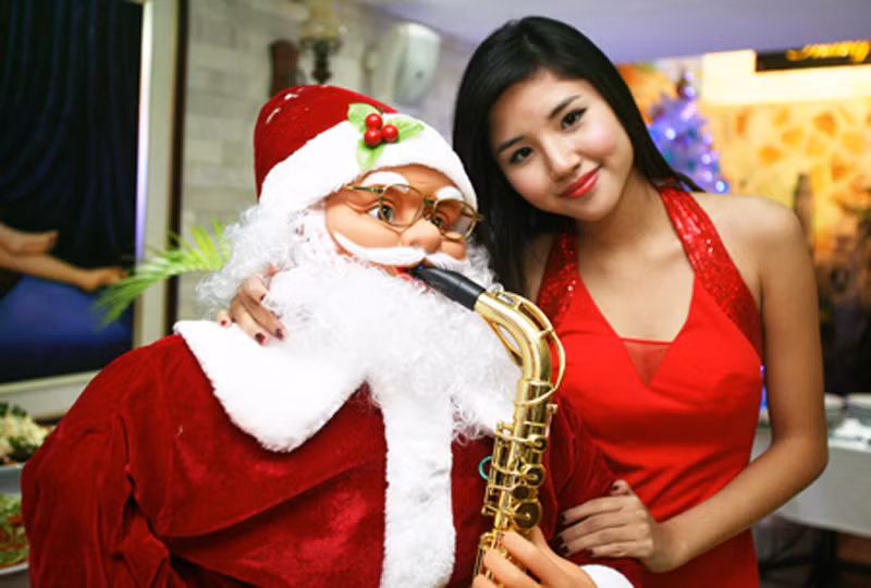 Gương mặt sinh viên đẹp nhất năm 2011 chụp ảnh bên ông gia Noel. Tuyết Mai bật mí, mùa Noel năm nay cô sẽ có nhiều điều bất ngờ và thú vị đang chờ đón