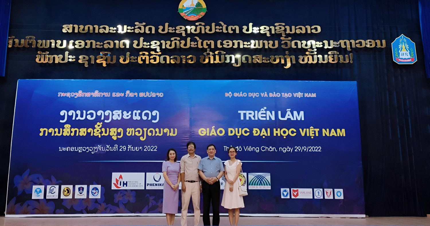 Đoàn đại biểu trường Đại học Hòa Bình tham dự triển lãm.