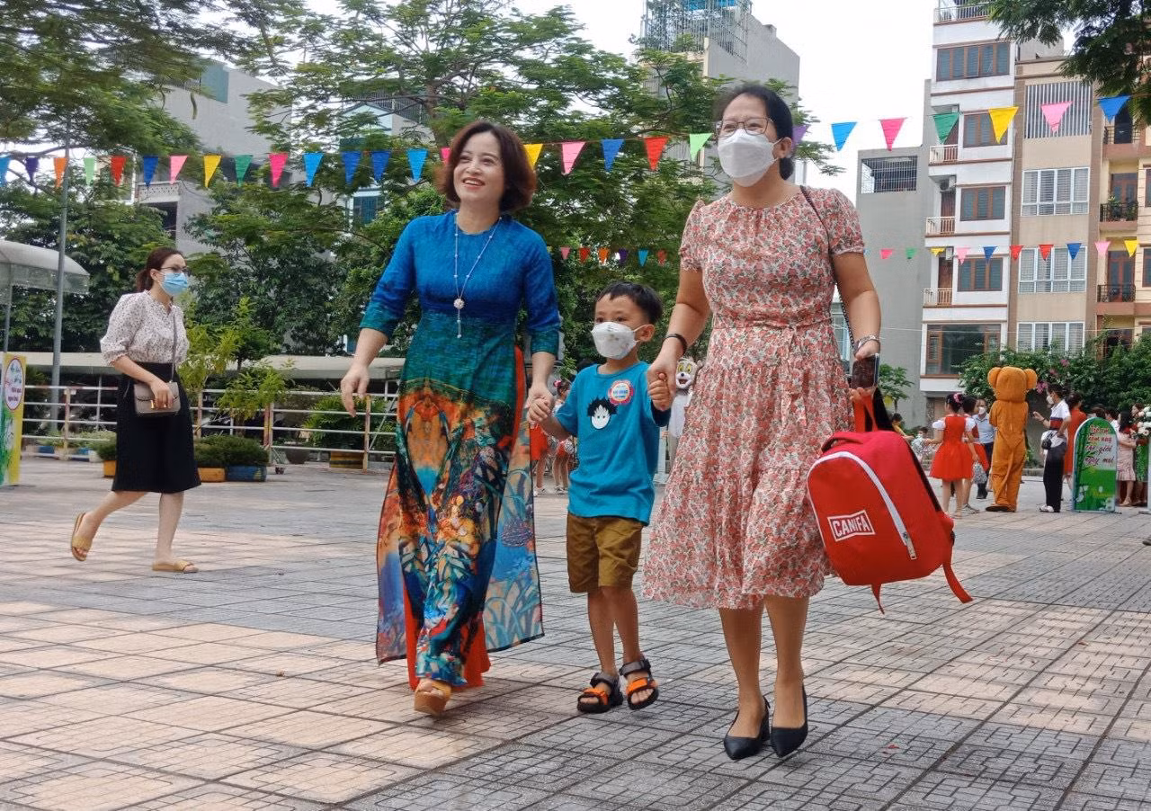 Học sinh lớp 1 Trường Tiểu học An Hưng vào ngày tựu trường đã được các cô giáo đón ngay từ cổng trường. Ảnh: Website nhà trường