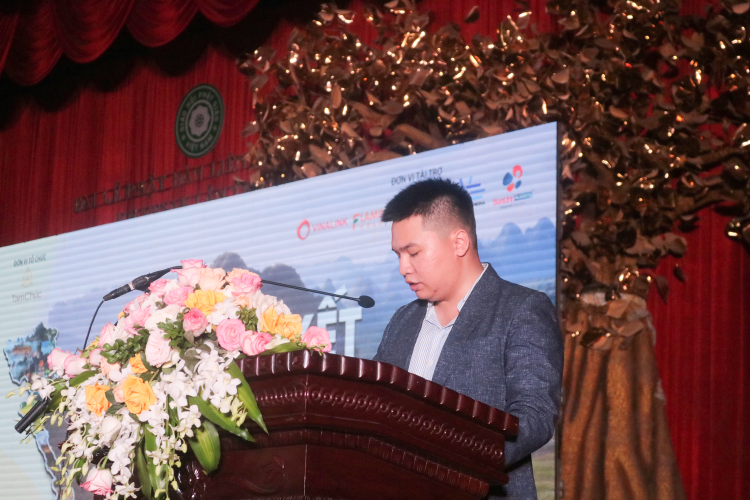 Ông Nguyễn Xuân Trung phát biểu khai mạc tại vòng chung kết cuộc thi: "Ngày hôm nay ở vòng chung kết cuộc thi này, ban tổ chức hy vọng rằng các em sẽ nỗ lực hết sức mình để thể hiện hết những tài năng mà các em có, những kiến thức mà các em được đào tạo để đạt được những kết quả tốt nhất, xứng đáng với sự nỗ lực của các em". Ảnh: Doãn Nhàn
