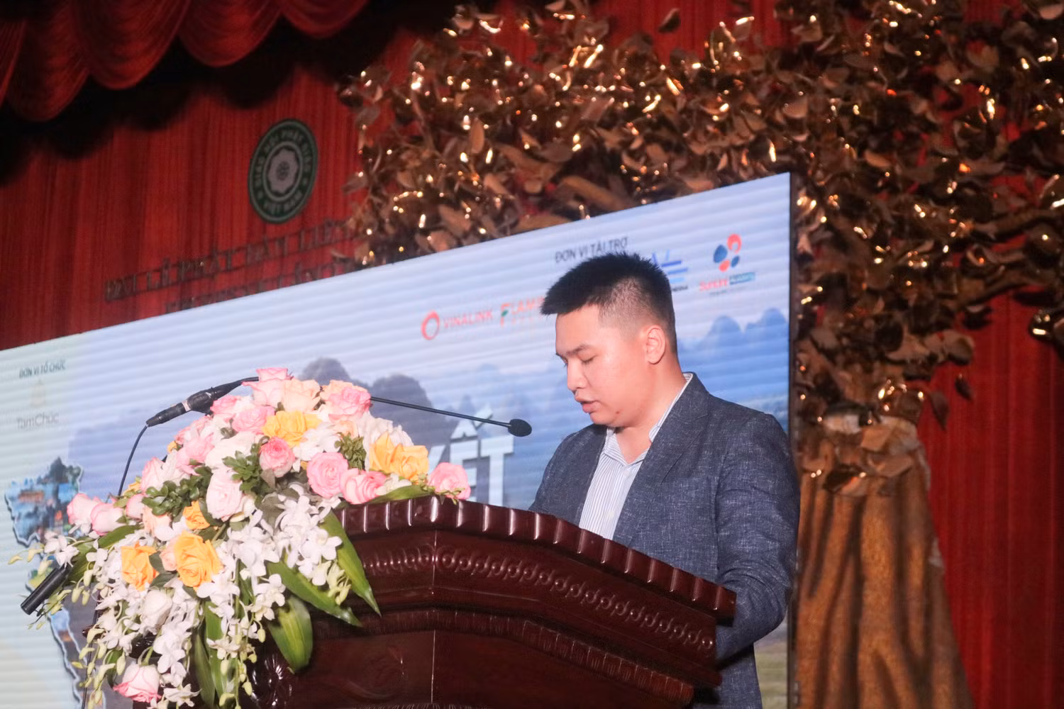 Ông Nguyễn Xuân Trung phát biểu khai mạc tại vòng chung kết cuộc thi: "Ngày hôm nay ở vòng chung kết cuộc thi này, ban tổ chức hy vọng rằng các em sẽ nỗ lực hết sức mình để thể hiện hết những tài năng mà các em có, những kiến thức mà các em được đào tạo để đạt được những kết quả tốt nhất, xứng đáng với sự nỗ lực của các em". Ảnh: Doãn Nhàn Ông Nguyễn Xuân Trung phát biểu khai mạc tại vòng chung kết cuộc thi: "Ngày hôm nay ở vòng chung kết cuộc thi này, ban tổ chức hy vọng rằng các em sẽ nỗ lực hết sức mình để thể hiện hết những tài năng mà các em có, những kiến thức mà các em được đào tạo để đạt được những kết quả tốt nhất, xứng đáng với sự nỗ lực của các em". Ảnh: Doãn Nhàn