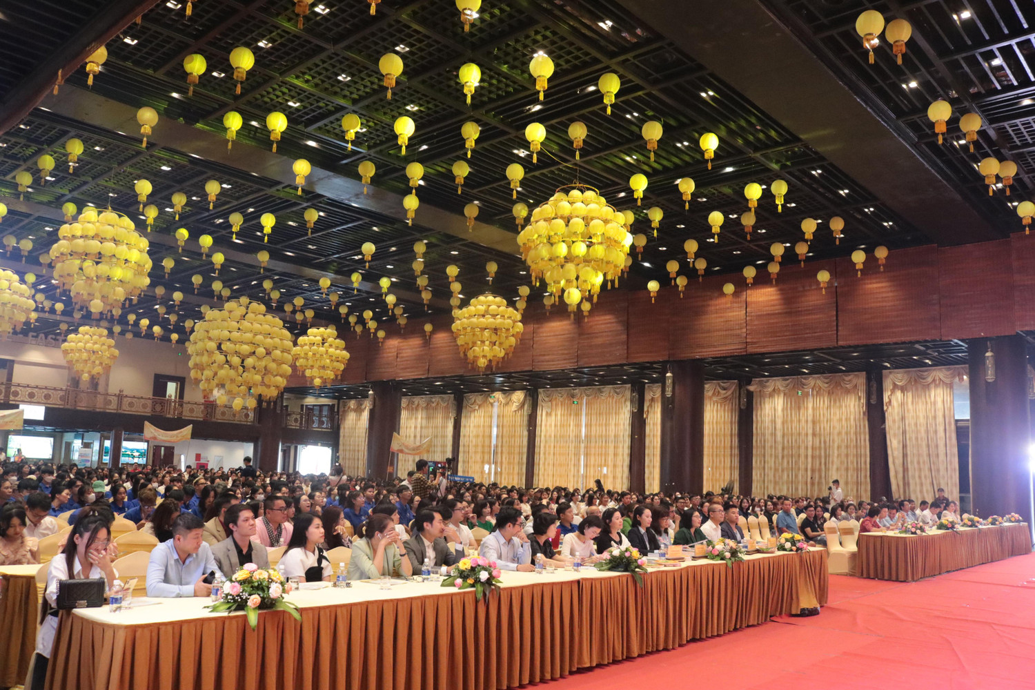 Hơn 1000 sinh viên đến từ các trường đại học, cao đẳng trên cả nước đã tham gia cổ vũ vòng chung kết cuộc thi "Đại sứ Văn hóa du lịch". Ảnh: Doãn Nhàn