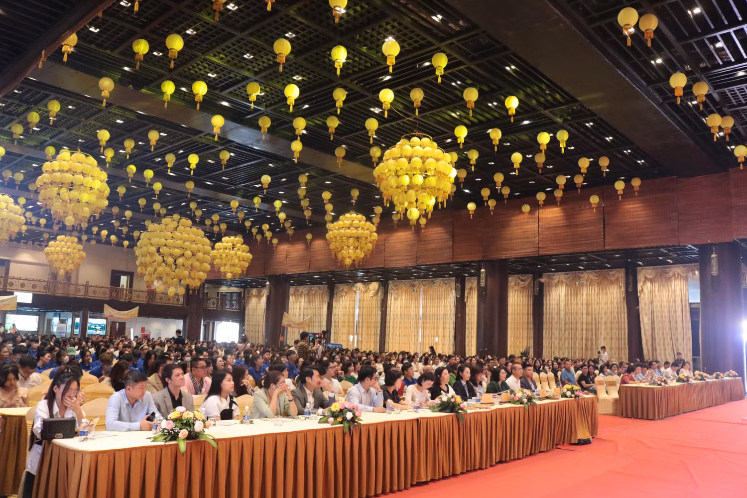 Hơn 1000 sinh viên đến từ các trường đại học, cao đẳng trên cả nước đã tham gia cổ vũ vòng chung kết cuộc thi "Đại sứ Văn hóa du lịch". Ảnh: Doãn Nhàn Hơn 1000 sinh viên đến từ các trường đại học, cao đẳng trên cả nước đã tham gia cổ vũ vòng chung kết cuộc thi "Đại sứ Văn hóa du lịch". Ảnh: Doãn Nhàn