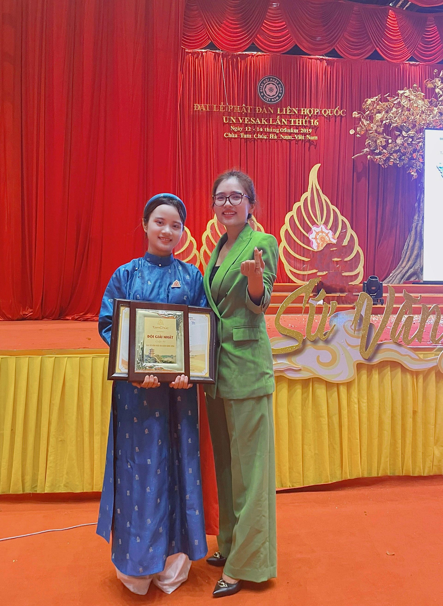 Thí sinh Nguyễn Phương Thảo và Tiến sĩ Trần Diễm Hằng chụp ảnh lưu niệm tại cuộc thi. Ảnh: NVCC