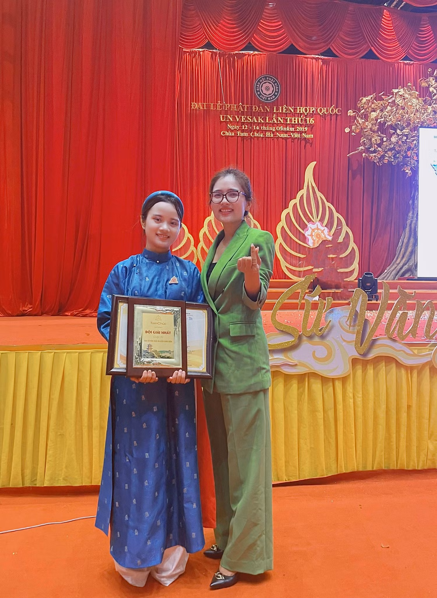 Thí sinh Nguyễn Phương Thảo và Tiến sĩ Trần Diễm Hằng chụp ảnh lưu niệm tại cuộc thi. Ảnh: NVCC Thí sinh Nguyễn Phương Thảo và Tiến sĩ Trần Diễm Hằng chụp ảnh lưu niệm tại cuộc thi. Ảnh: NVCC