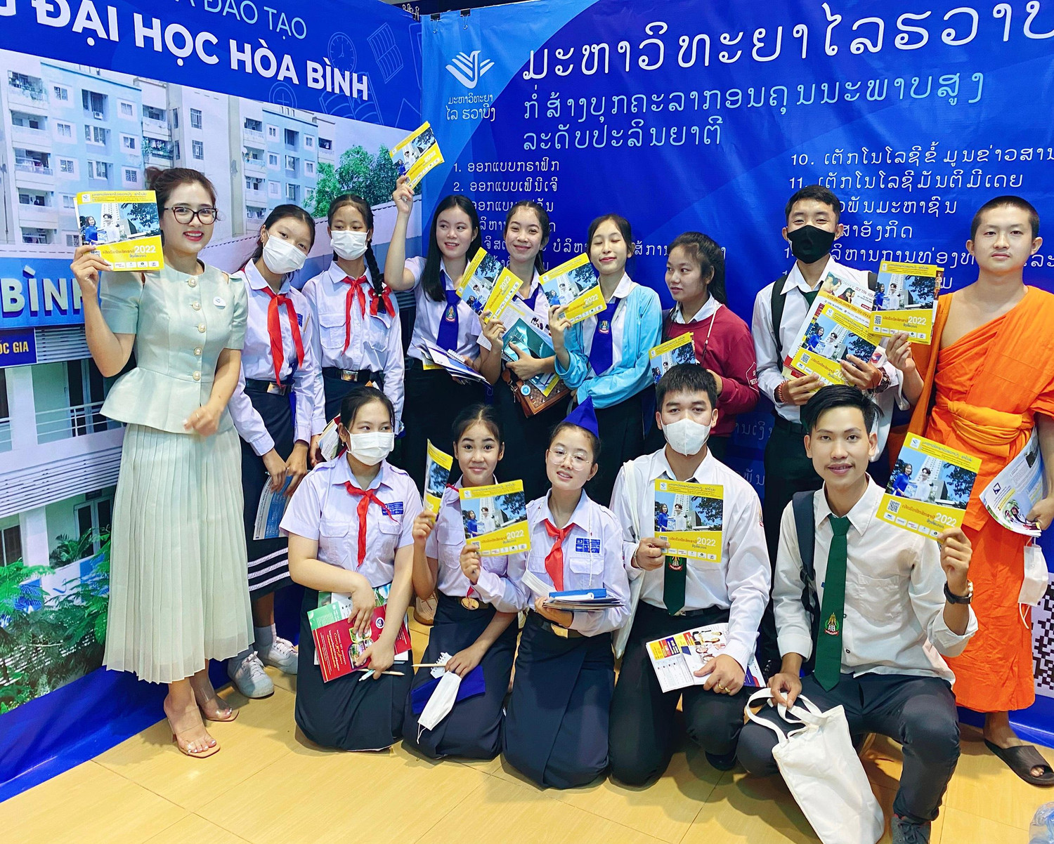 Gian hàng triển lãm trưng bày của trường Đại học Hòa Bình thu hút sự quan tâm của đông đảo các bạn học sinh người Lào tới tham quan, chụp ảnh và tìm hiểu