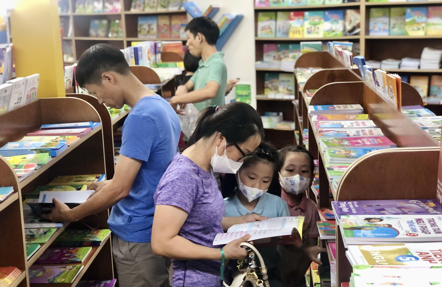Tranh thủ dịp nghỉ lễ, gia đình chị Tâm đã đi từ Đan Phượng vào nội thành Hà Nội để mua sách tham khảo và chọn đồ dùng học tập cho con. Theo chị Tâm, đầu năm ngoài chi phí sách vở học tập, khoản chi phí tốn nhất là các khoản thu như: may lại đồng phục (vì có năm nhà trường thay mẫu mã quần áo, có năm vì đồ của con đã chật nên phải may lại), ...