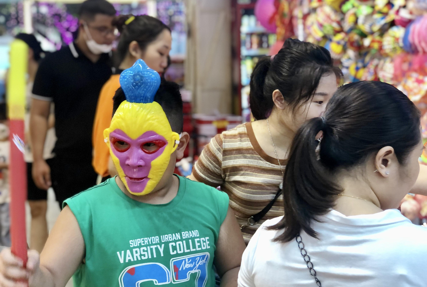 Tết Trung thu cũng đang cận kề, vì vậy tại các nhà sách, những mặt hàng như bánh kẹo trung thu, mặt nạ, các đồ chơi dịp trung thu cũng đã được bày bán.