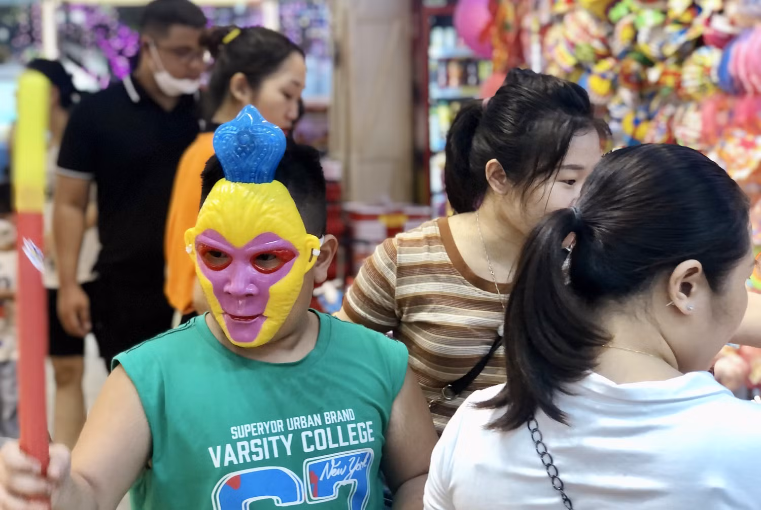 Tết Trung thu cũng đang cận kề, vì vậy tại các nhà sách, những mặt hàng như bánh kẹo trung thu, mặt nạ, các đồ chơi dịp trung thu cũng đã được bày bán.