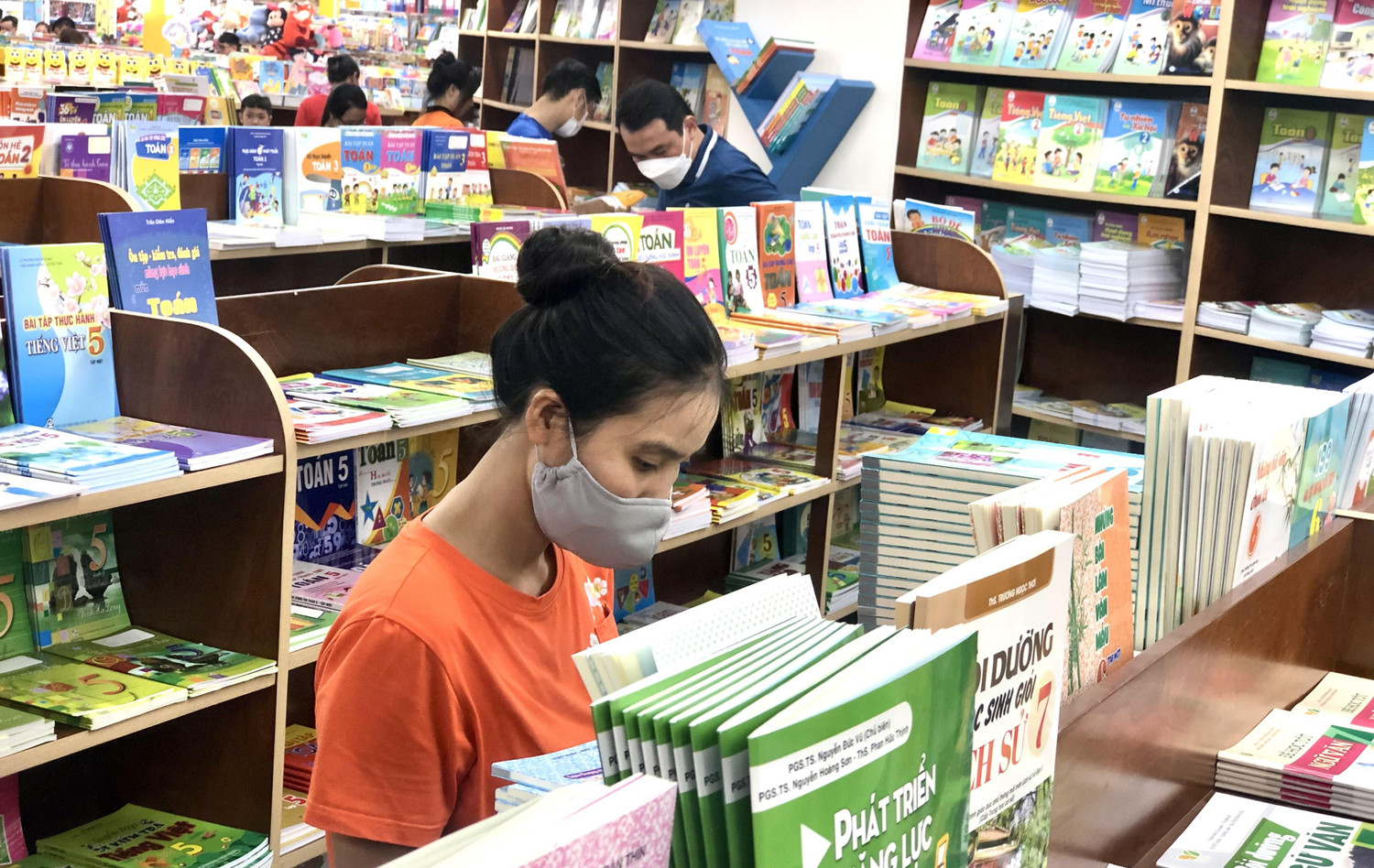 Theo chia sẻ của một nhân viên tại nhà sách Tiến Thọ (Cầu Giấy, Hà Nội), những ngày nghỉ lễ này khách vào cửa hàng đông đúc hơn ngày thường rất nhiều. “Nhiều gia đình tranh thủ nghỉ lễ để đi mua sách giáo khoa và đồ dùng học tập cho con trước thềm năm học mới. Ở cửa hàng, giờ cao điểm vào khoảng 9 giờ 30 phút sáng đến 10 giờ 30 phút sáng. Lúc này khách rất đông nên nhân viên chúng tôi gần như không có thời gian để tư vấn cho khách hàng”.