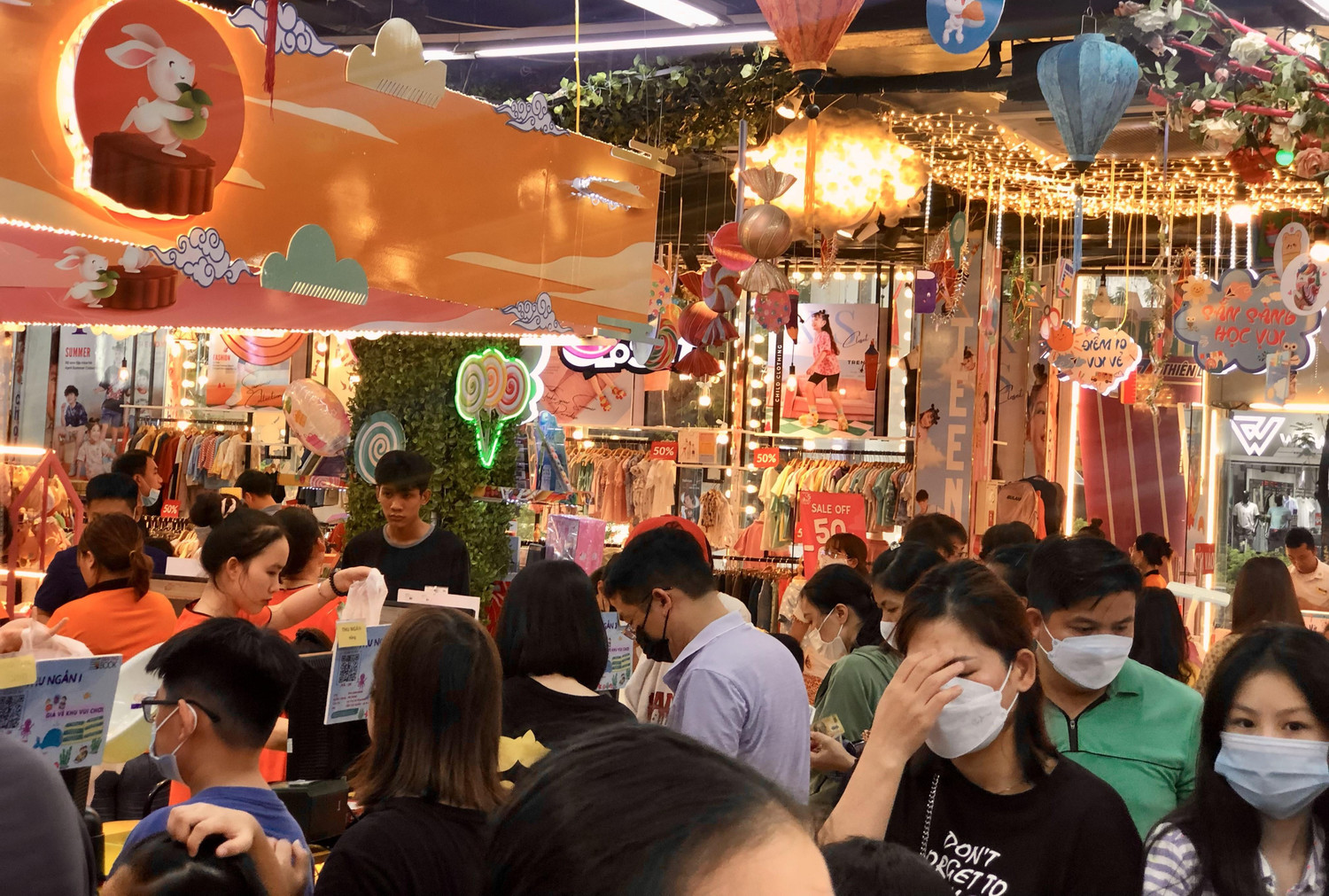 Chỉ còn cách năm học mới chính thức vài ngày, hoạt động mua sắm sách giáo khoa, đồ dùng học tập của phụ huynh, học sinh diễn ra rất nhộn nhịp
