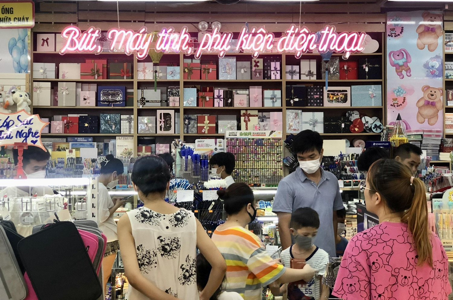 Theo ghi nhận của phóng viên, năm nay ngoài các sách giáo khoa thuộc Chương trình giáo dục phổ thông mới giá khá cao thì các mặt hàng sách, đồ dùng học tập khác không có quá nhiều biến động.