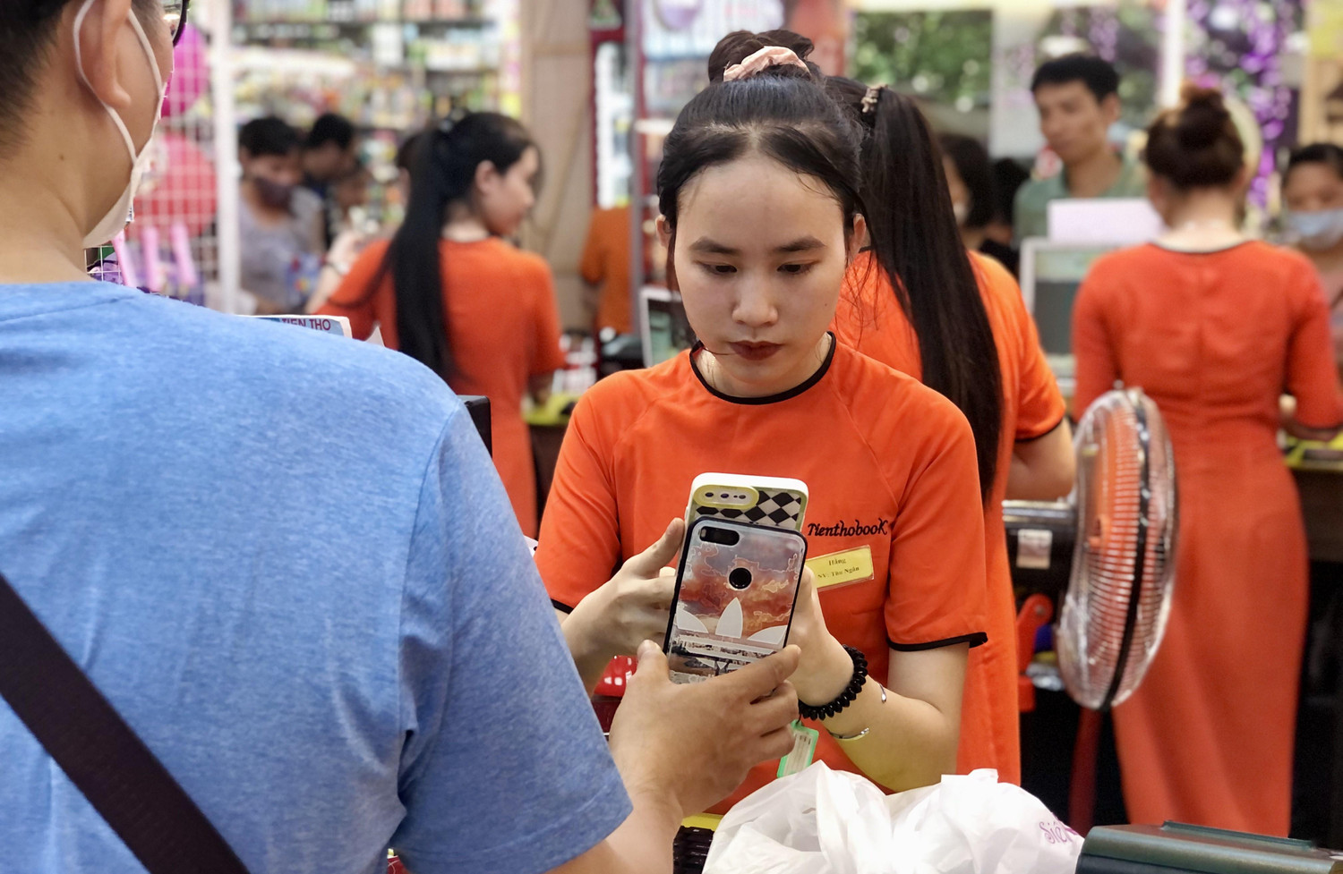 Cũng theo nhân viên này, “nếu phụ huynh vào mua sách giáo khoa đúng dịp sách vừa về thì mới có sách để mua, nhu cầu mua cao nên thường chỉ 1-2 ngày sau là đã hết sạch sách giáo khoa. Nhu cầu mua sách tham khảo và đồ dùng học tập cũng rất lớn”.