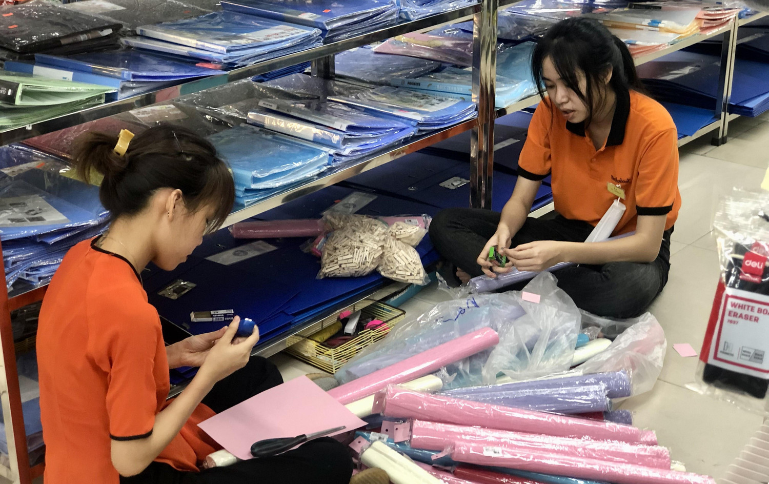Nhân viên nhà sách Tiến Thọ đang chuẩn bị đồ dùng để sắp lên các gian hàng.