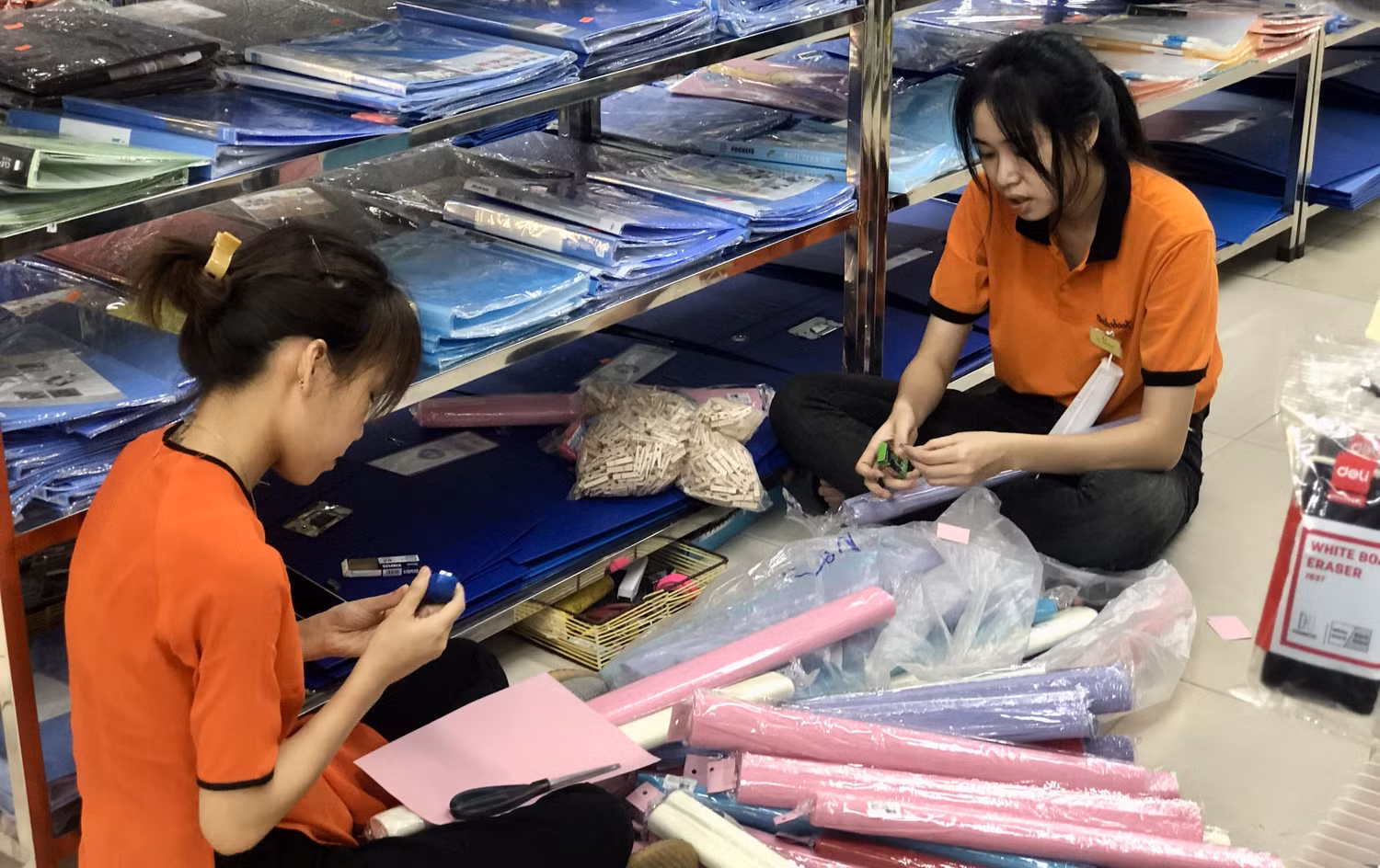 Nhân viên nhà sách Tiến Thọ đang chuẩn bị đồ dùng để sắp lên các gian hàng.