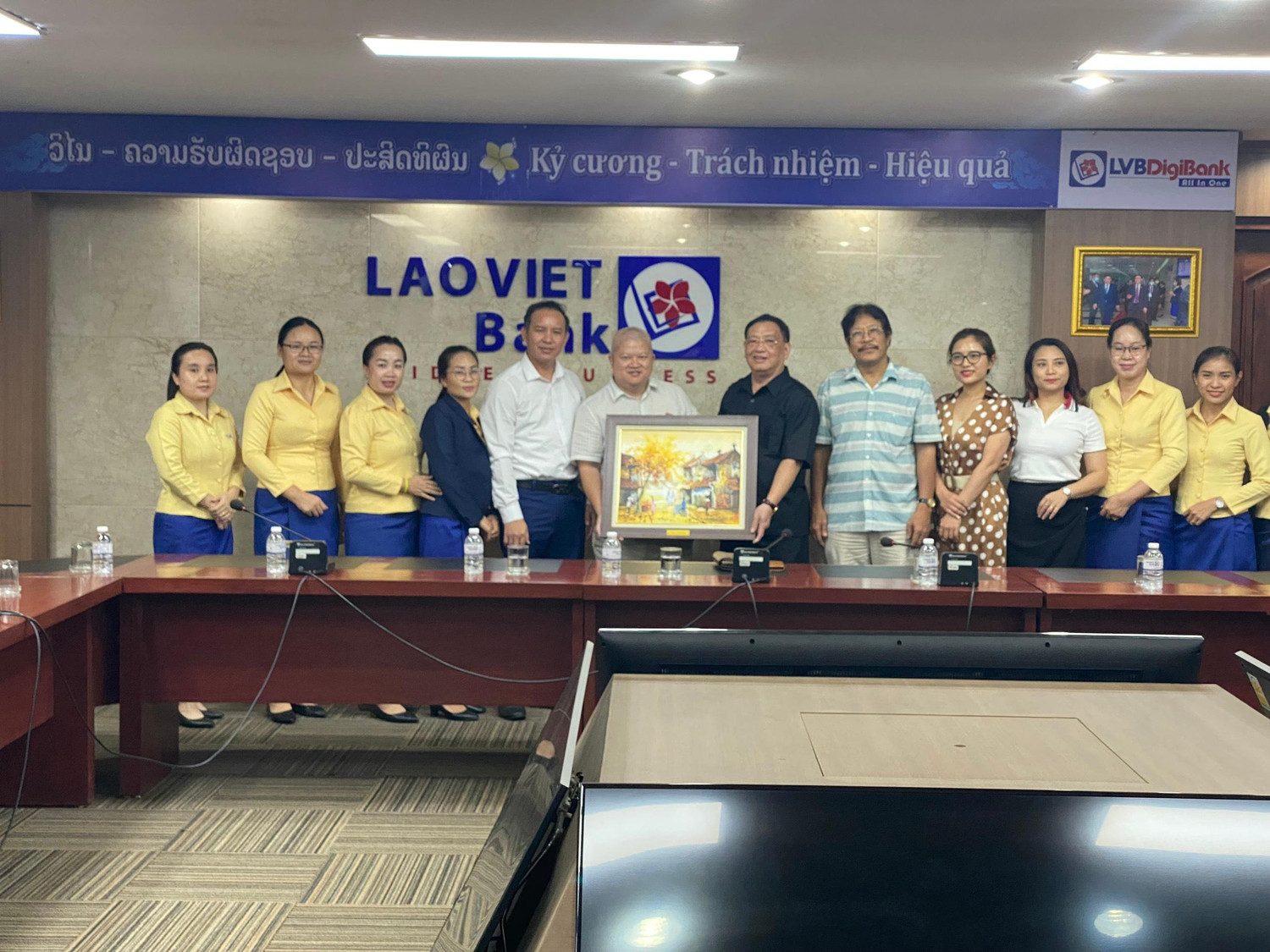 Trường Đại học Hòa Bình gặp gỡ Ngân hàng liên doanh Lào-Việt