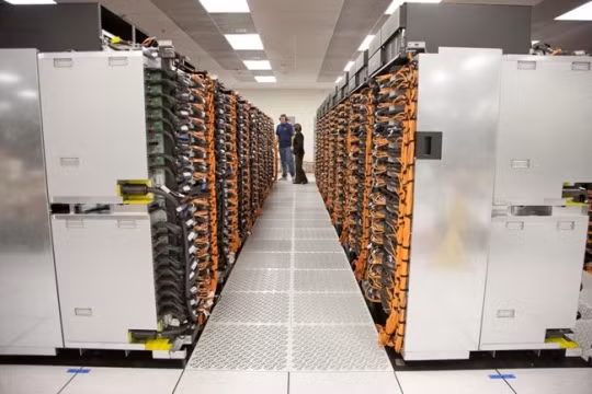 Sequoia bao gồm 96 rack tổ hợp từ 98.304 máy tính nhỏ (compute node) được kết nối với nhau và hiện lắp đặt tại Phòng thí nghiệm quốc gia Lawrence Livermore, trực thuộc Bộ năng lượng Hoa Kì. Sequoia sẽ giúp mô phỏng các thử nghiệm để hỗ trợ việc kéo dài tuổi thọ cho vũ khí hạt nhân mà không cần phải thử nghiệm thực tế trong lòng đất. Sequoia bao gồm 96 rack tổ hợp từ 98.304 máy tính nhỏ (compute node) được kết nối với nhau và hiện lắp đặt tại Phòng thí nghiệm quốc gia Lawrence Livermore, trực thuộc Bộ năng lượng Hoa Kì. Sequoia sẽ giúp mô phỏng các thử nghiệm để hỗ trợ việc kéo dài tuổi thọ cho vũ khí hạt nhân mà không cần phải thử nghiệm thực tế trong lòng đất.