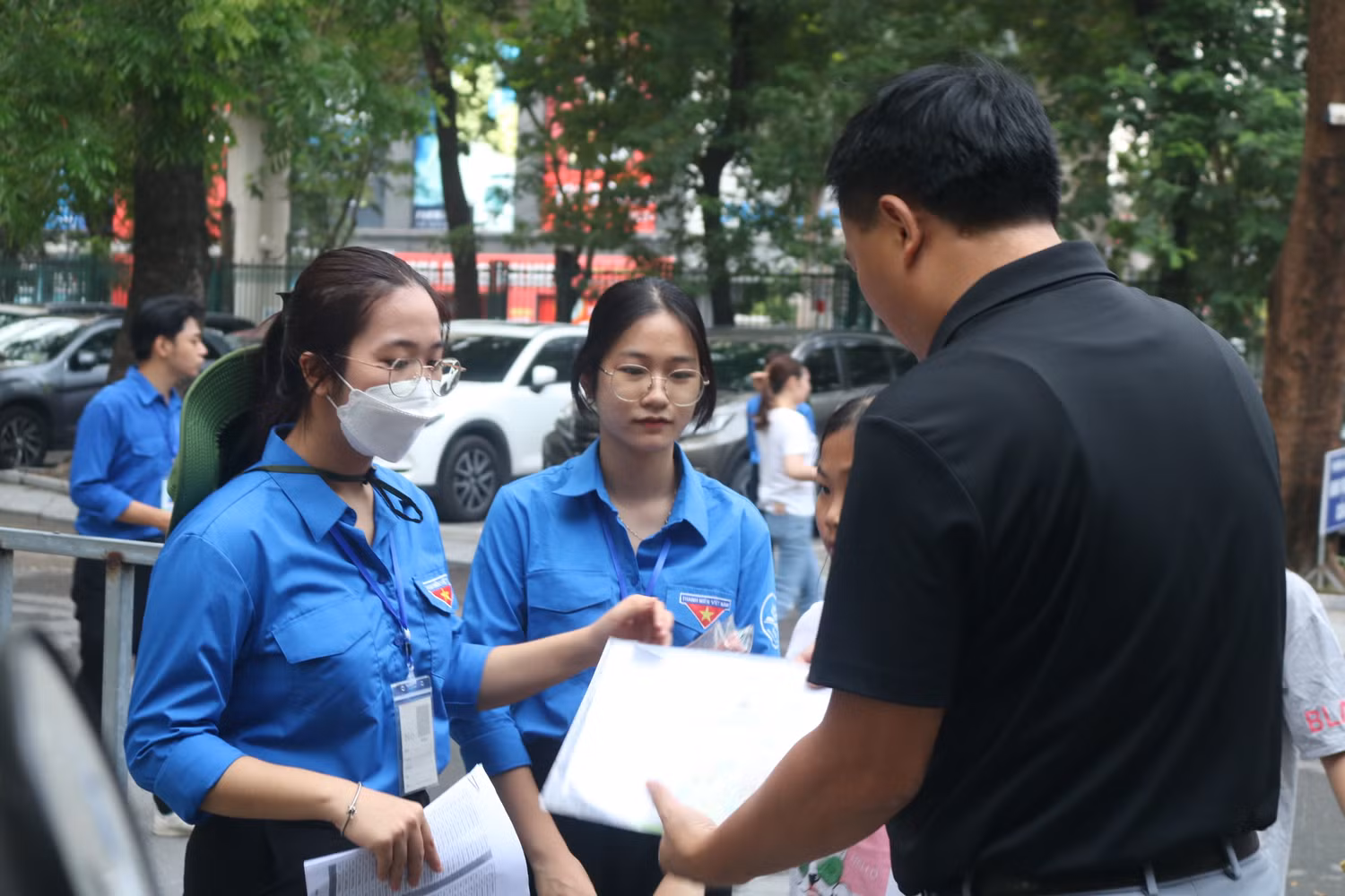 Đội tình nguyện và lực lượng công an được bố trí đầy đủ nhằm hỗ trợ thí sinh và gia đình, đồng thời thực hiện công tác phân luồng giao thông Đội tình nguyện và lực lượng công an được bố trí đầy đủ nhằm hỗ trợ thí sinh và gia đình, đồng thời thực hiện công tác phân luồng giao thông