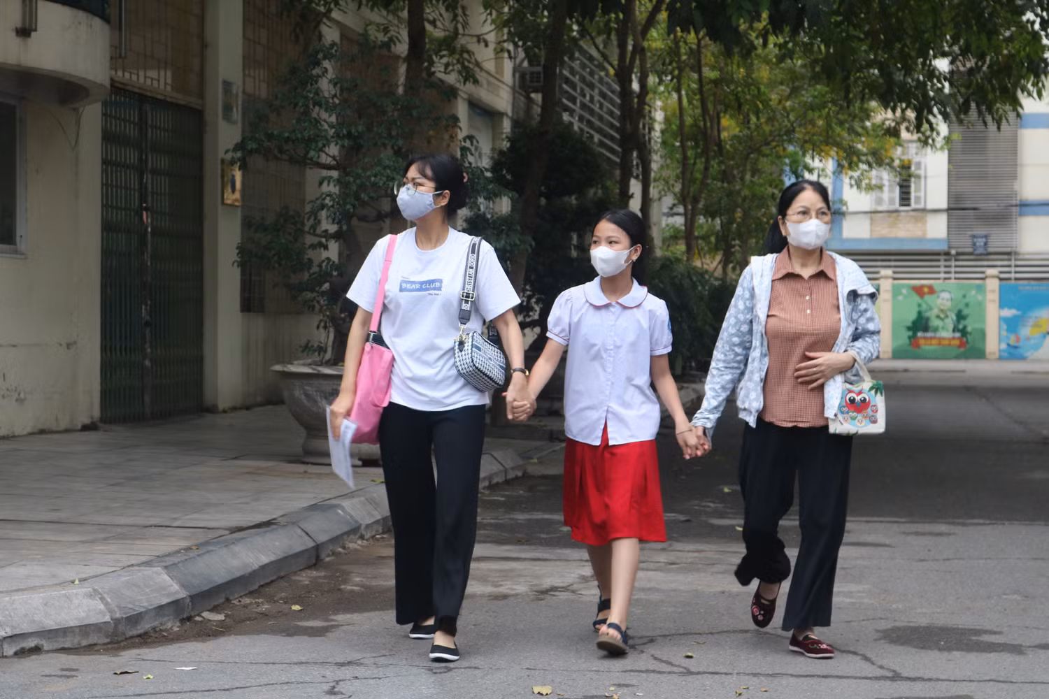 Nhiều gia đình chủ động đưa thí sinh đến điểm dự thi từ sáng sớm Nhiều gia đình chủ động đưa thí sinh đến điểm dự thi từ sáng sớm