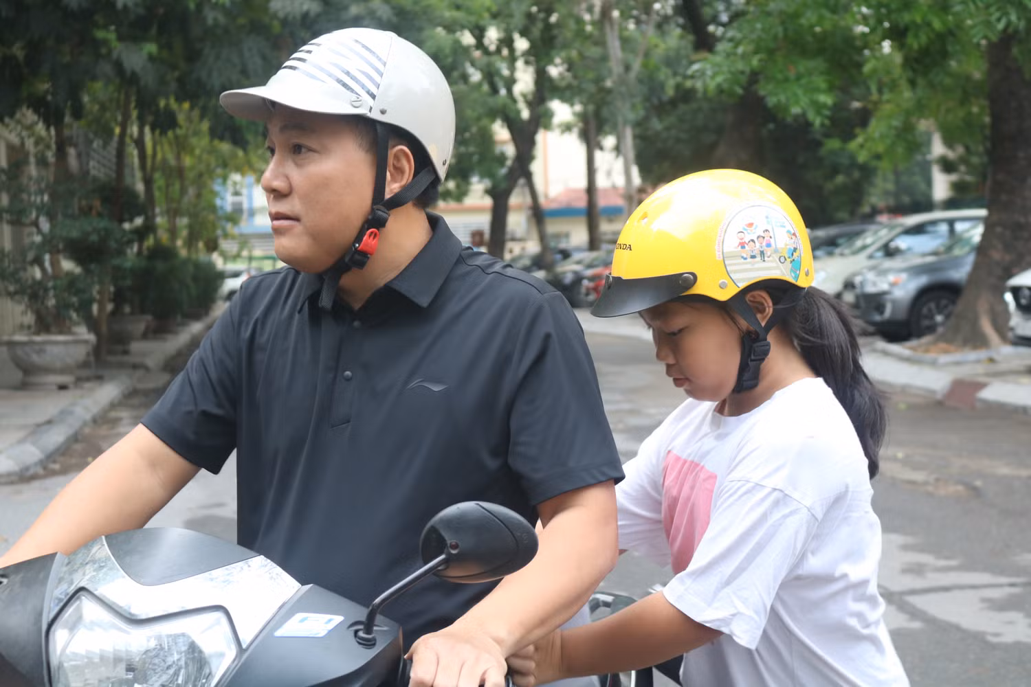 Bố chở con gái đi thi Bố chở con gái đi thi