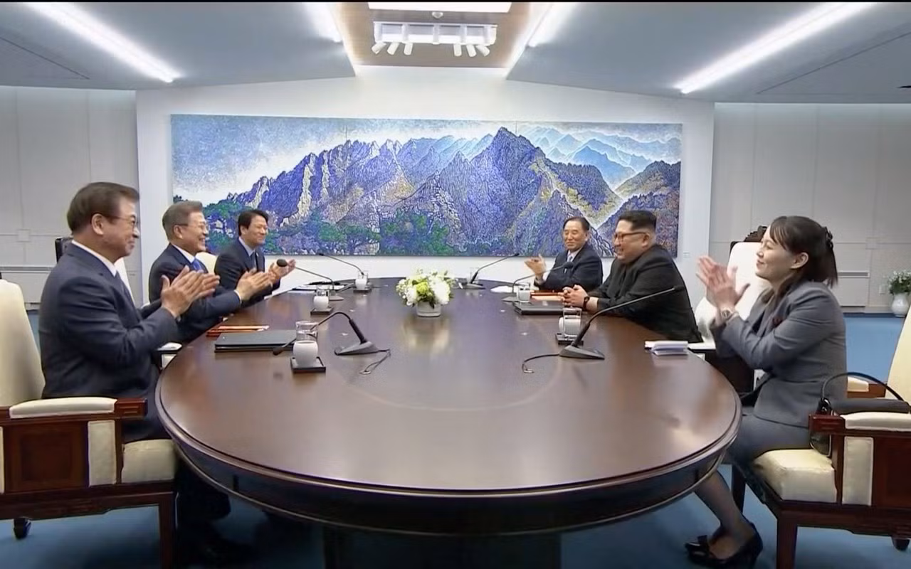 Bà Kim Yo-jong là một trong 2 người tháp tùng Chủ tịch Triều Tiên Kim Jong-un vào phòng đàm phán với Tổng thống Hàn Quốc Moon Jae-in. Ảnh: Reuters / The Telegraph. Bà Kim Yo-jong là một trong 2 người tháp tùng Chủ tịch Triều Tiên Kim Jong-un vào phòng đàm phán với Tổng thống Hàn Quốc Moon Jae-in. Ảnh: Reuters / The Telegraph.