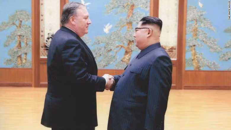 Bức ảnh Giám đốc CIA Mike Pompeo gặp ông Kim Jong-un tại Bình Nhưỡng được Nhà Trắng công bố sáng nay. Ảnh: CNN. Bức ảnh Giám đốc CIA Mike Pompeo gặp ông Kim Jong-un tại Bình Nhưỡng được Nhà Trắng công bố sáng nay. Ảnh: CNN.