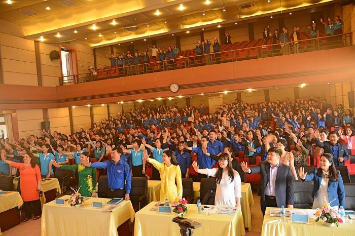 Kết thúc buổi đối thoại các đại biểu vui mừng hô vang khẩu hiệu và chung tay bảo vệ an toàn cho phụ nữ và trẻ em. Ảnh: Công Tiến