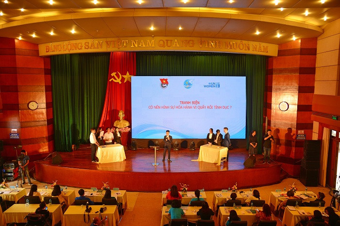 Tranh biện về việc có nên hình sự hóa hành vi quấy rối tình dục và những vấn đề đang rất được quan tâm hiện nay là an toàn cho phụ nữ nơi công cộng. Ảnh: Công Tiến
