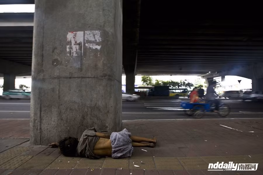 Không ai biết con người này đang ngủ hay đã chết