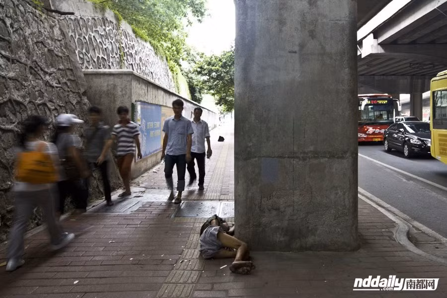 Co quắp dưới chân cầu, bỏ mặc sự đời, những người đi qua đây dường như cố rảo bước cho nhanh hơn một chút