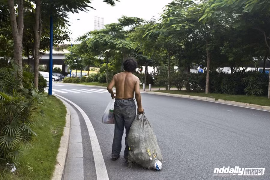 Nhiều người kiếm sống bằng nghề nhặt ve chai